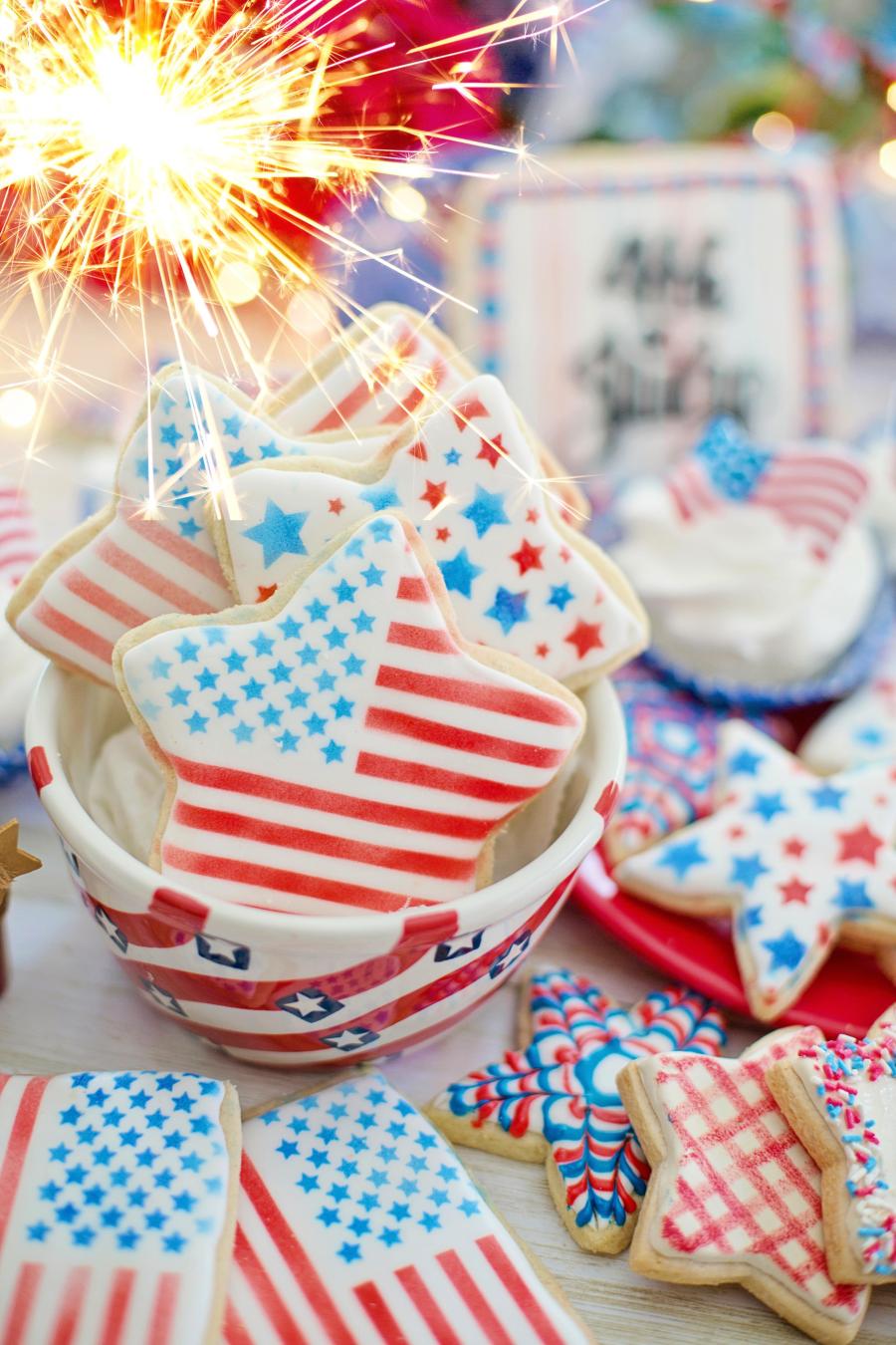 Cookies decorated with colors and images representing the USA